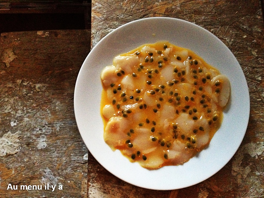 Carpaccio de coquille St Jacques, fruit e la passion, sirop de vanille - Au menu il y a