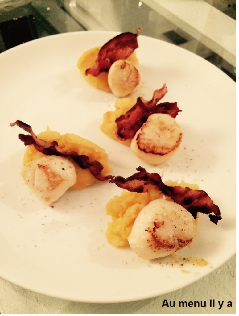 Coquilles st Jacques, purée patate douce, chips de bacon - Au menu il y a