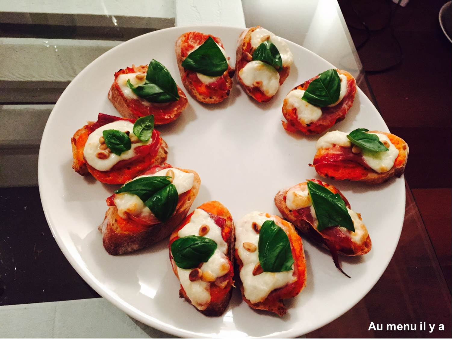 [Recette] Bruschetta au caviar de poivron, speck, mozzarella, basilic