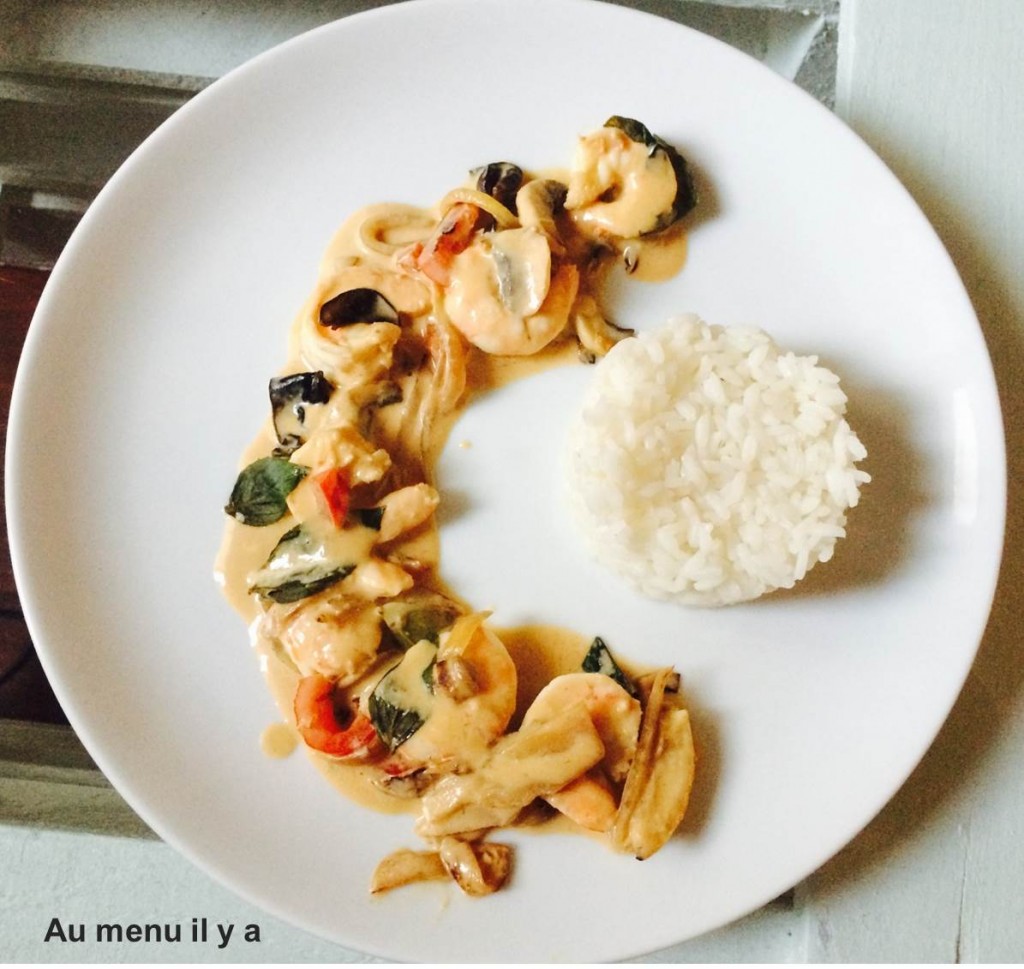 Wok de crevettes au lait de coco et curry rouge - Au menu il y a