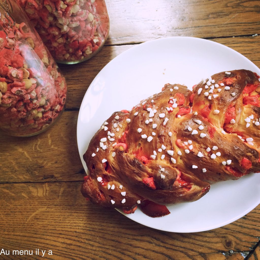 Hallah ou brioche aux pralines roses - Au menu il y a