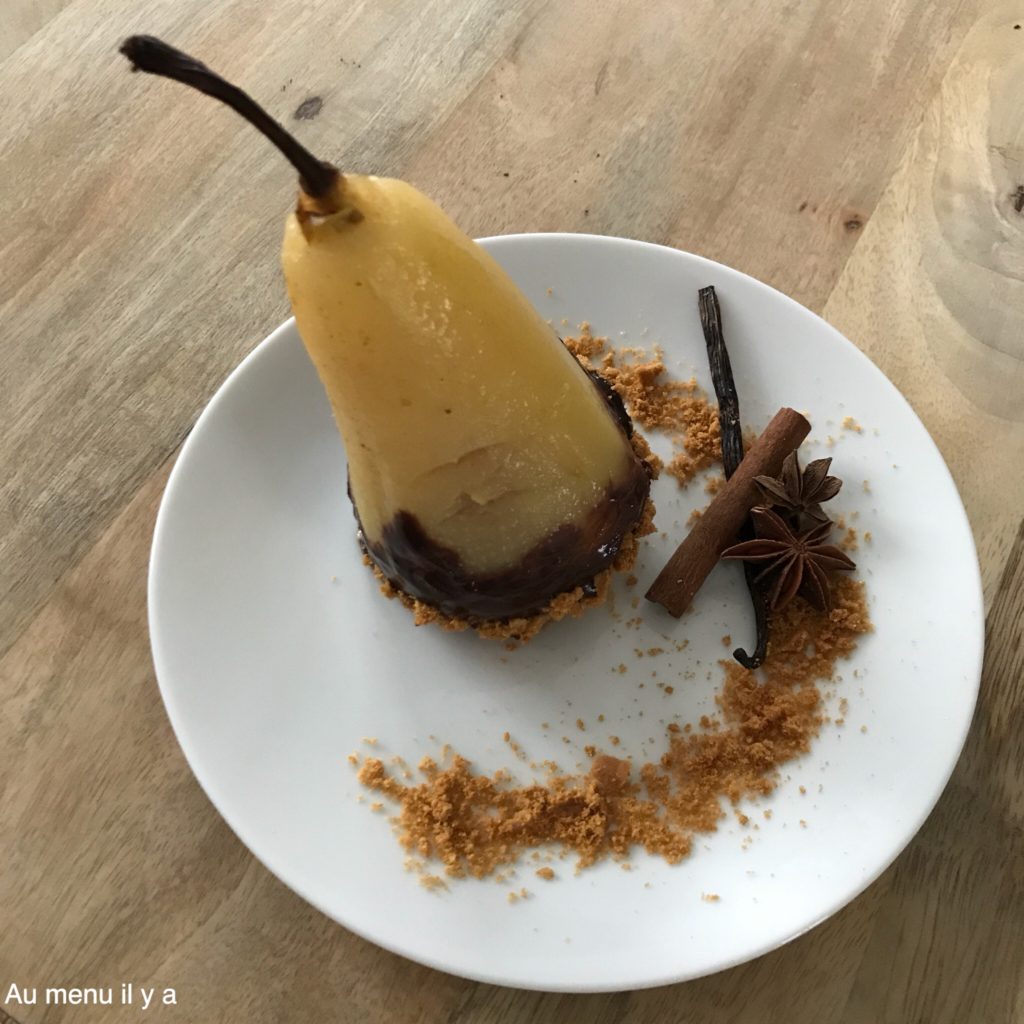 Poire pochée miel épices coque chocolat spéculoos